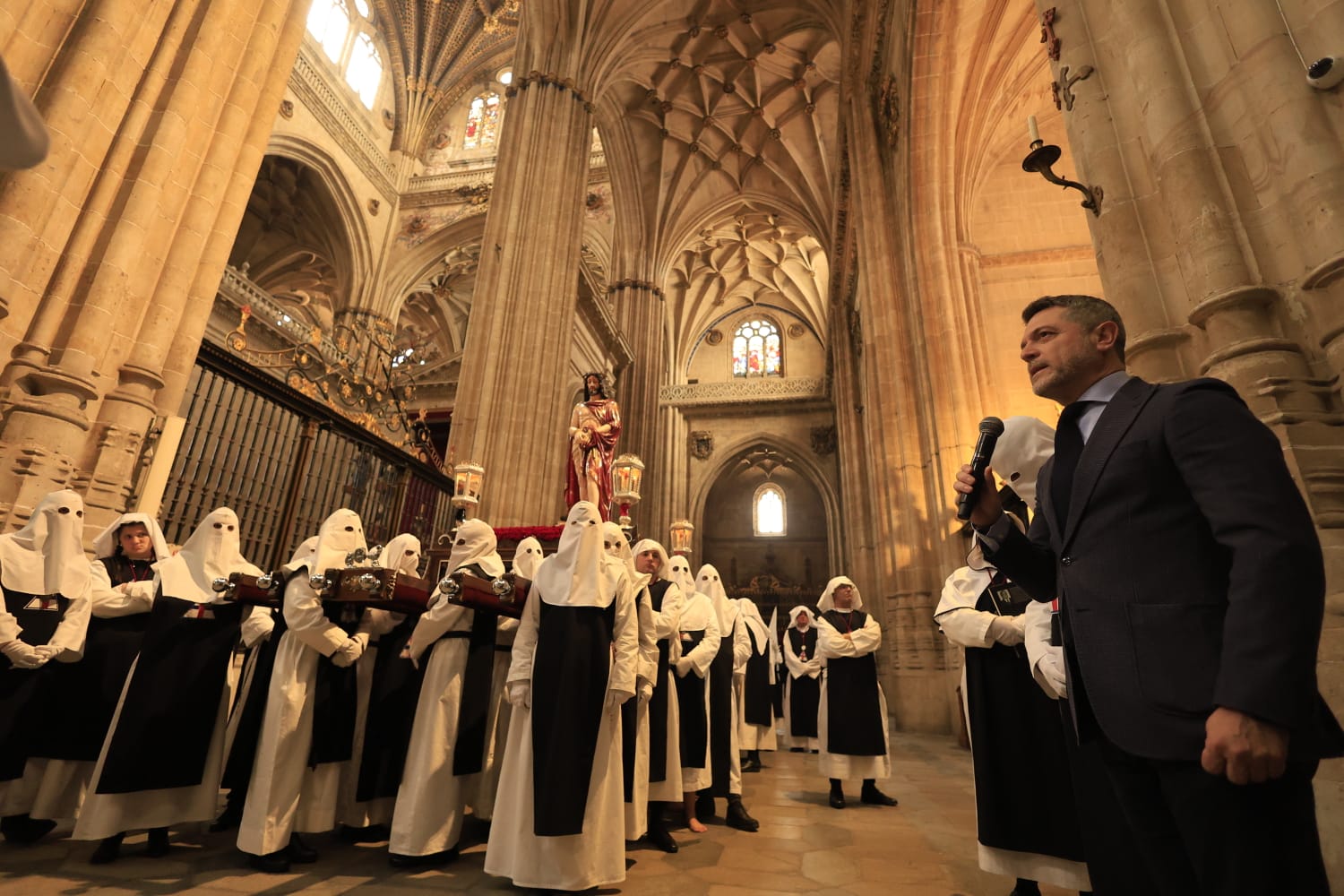 La lluvia respeta el Jueves Santo de Salamanca con el Vía Crucis desde la Catedral