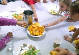 Alumnos en un comedor escolar.