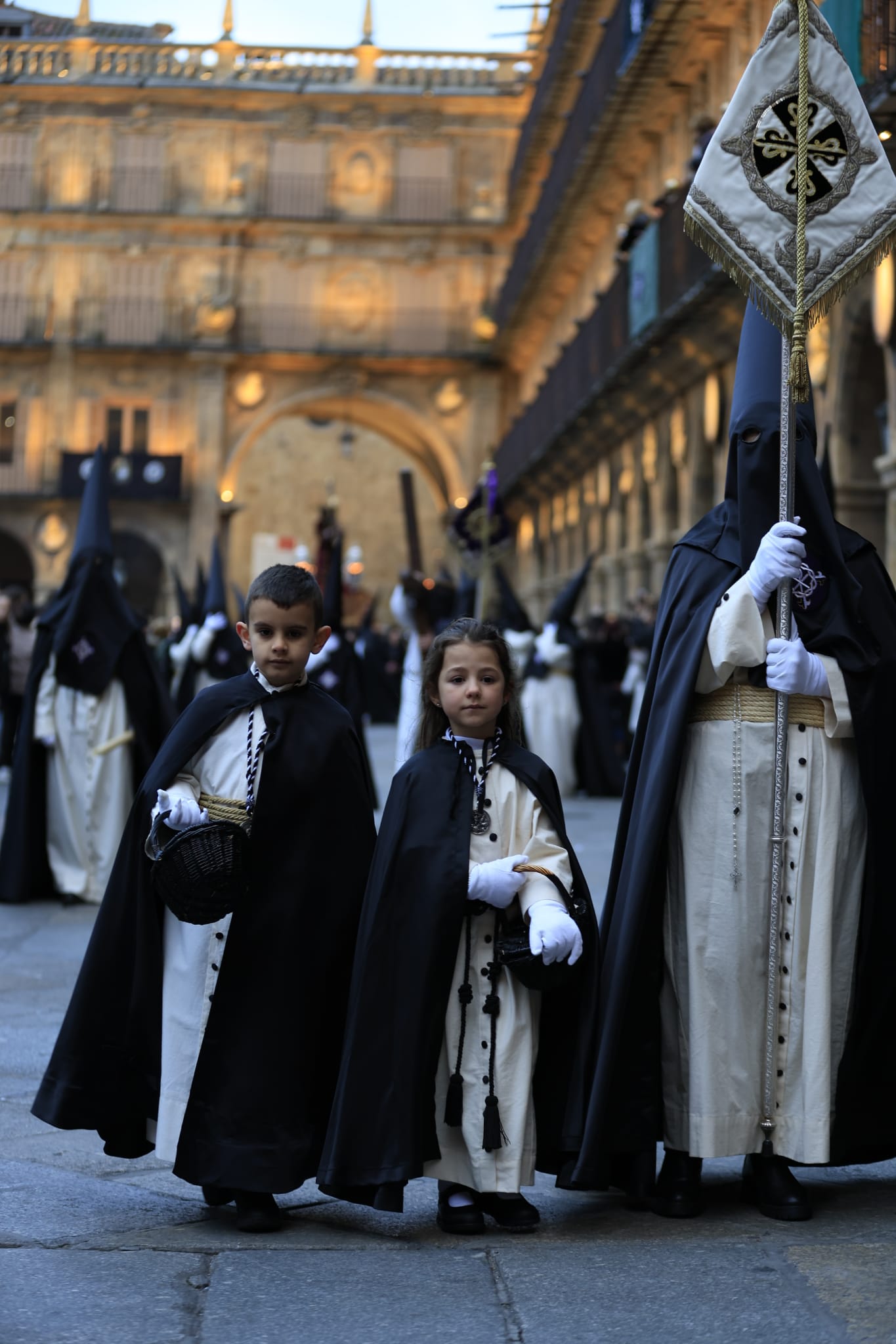 La Hermandad Dominicana recorre Salamanca bajo una madrugada serena