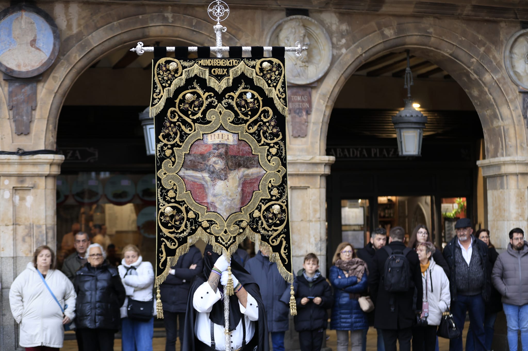 La Hermandad Dominicana recorre Salamanca bajo una madrugada serena