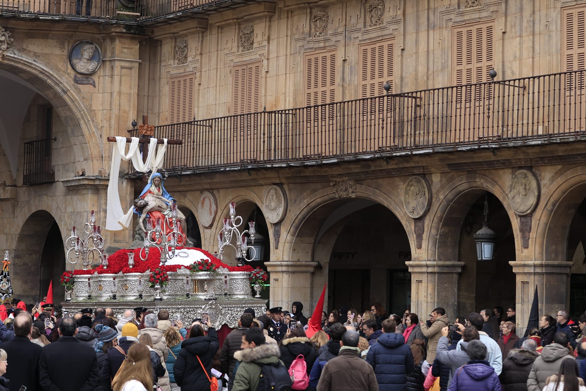 La Hermandad Dominicana recorre Salamanca bajo una madrugada serena
