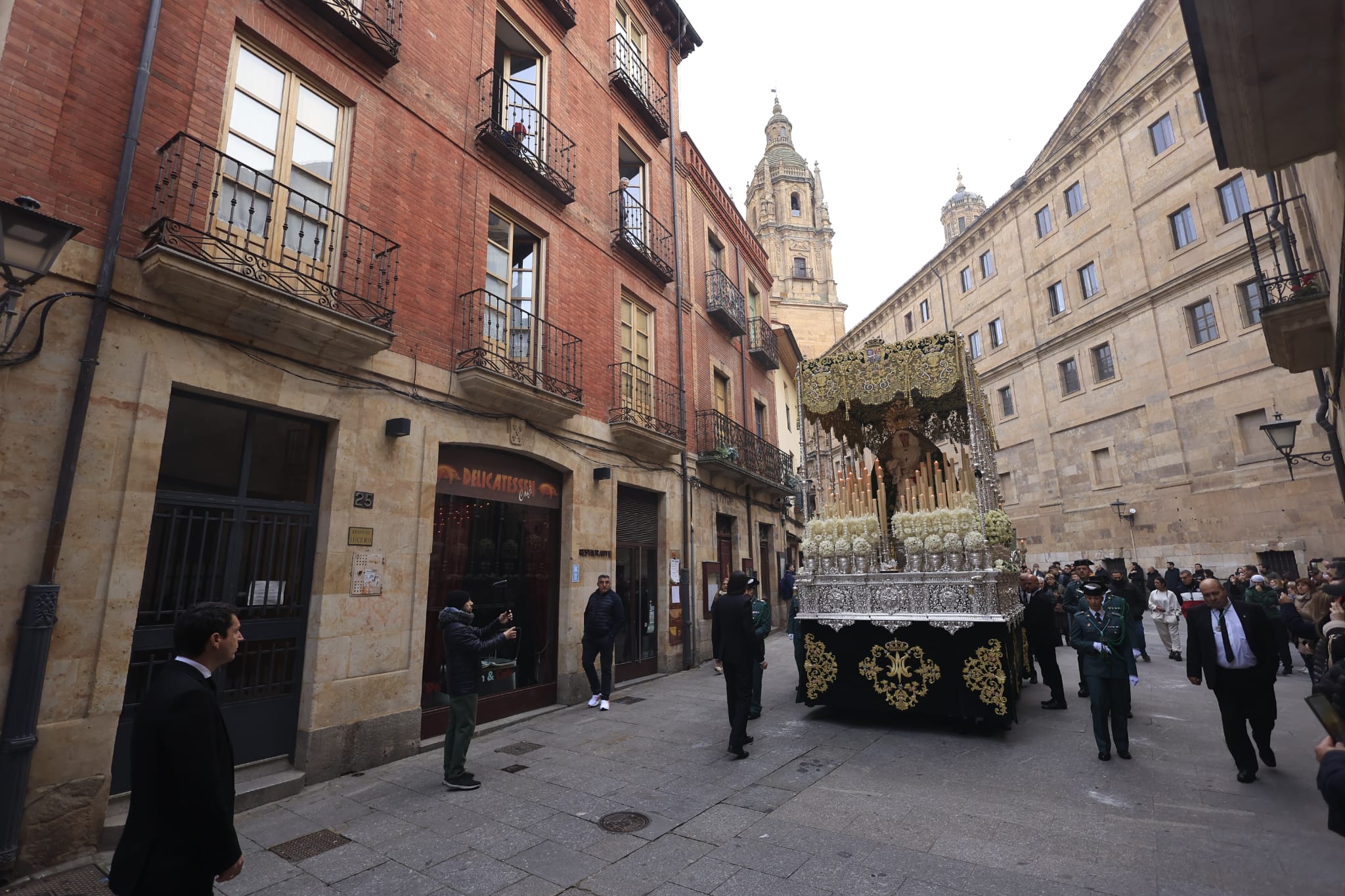 La Hermandad Dominicana recorre Salamanca bajo una madrugada serena