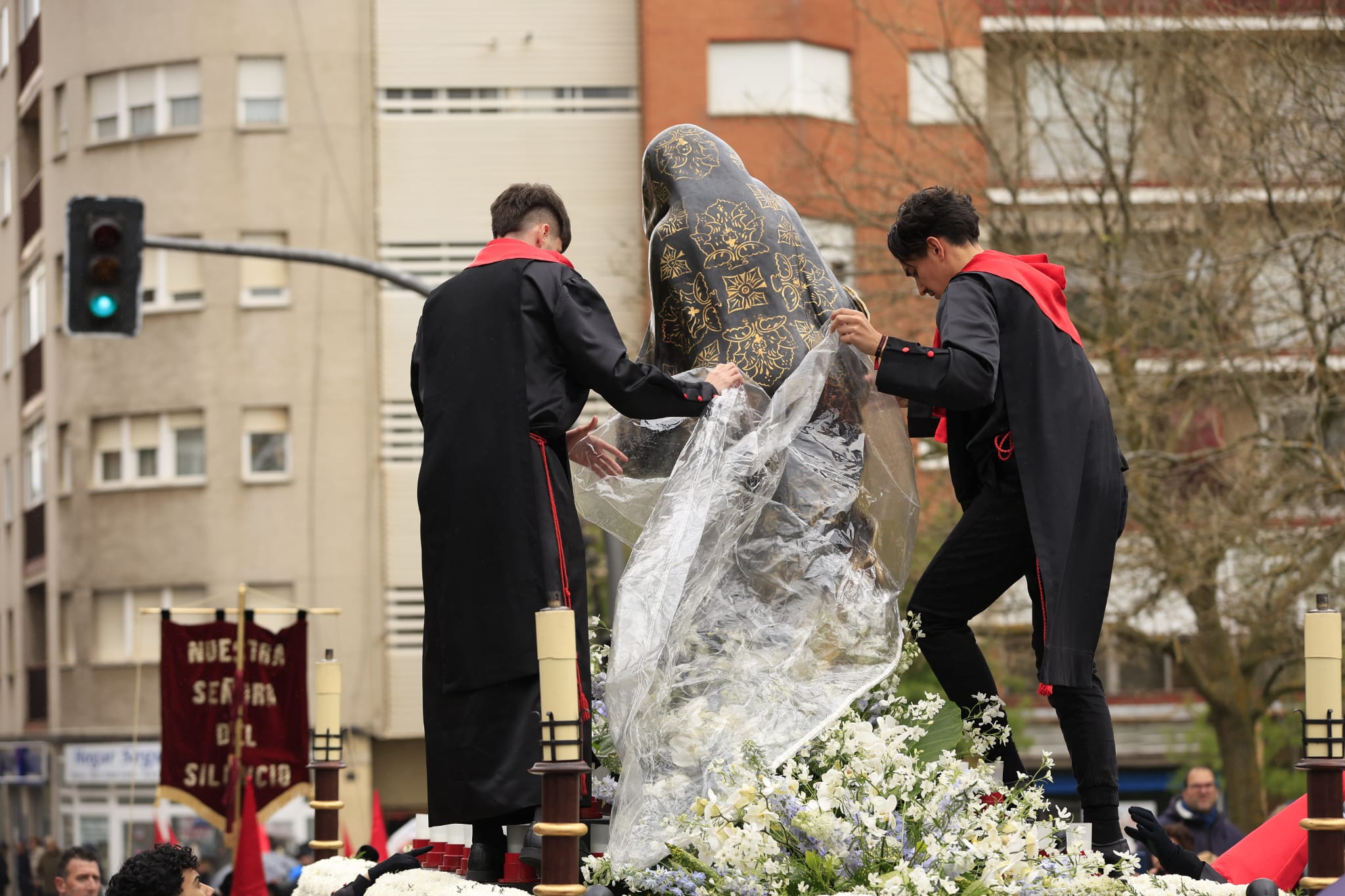 El Cristo de la Vela sale a medio camino y con chubasquero ante la amenaza de lluvia