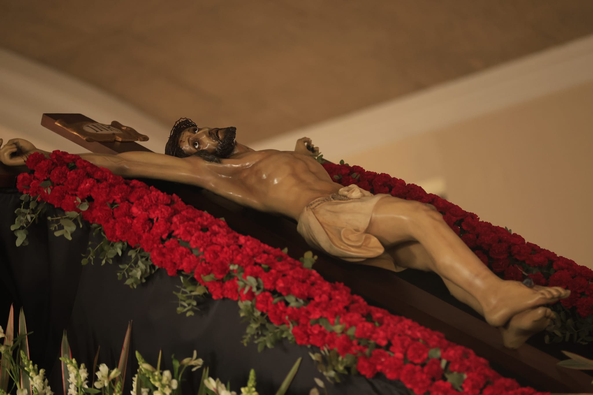 El Cristo de la Vela sale a medio camino y con chubasquero ante la amenaza de lluvia