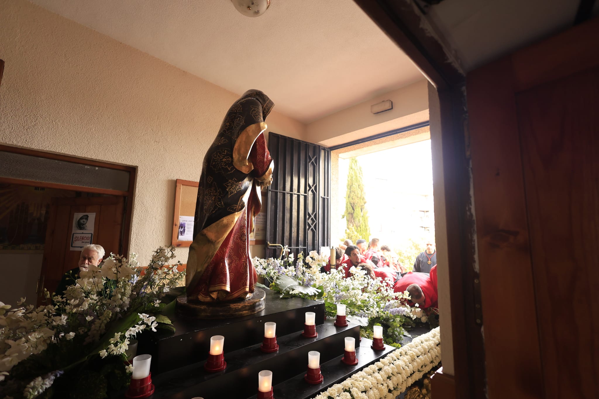 El Cristo de la Vela sale a medio camino y con chubasquero ante la amenaza de lluvia
