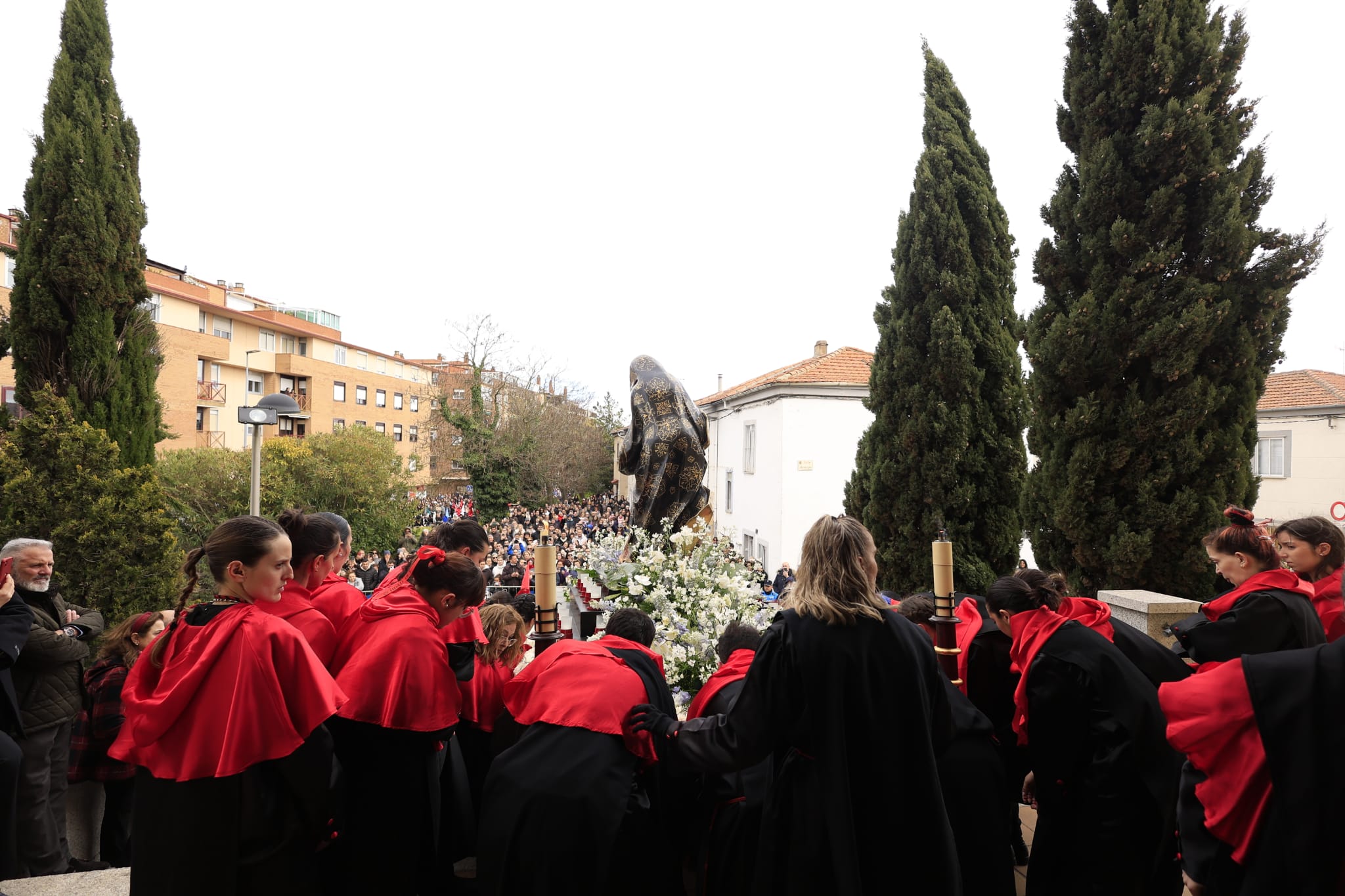 El Cristo de la Vela sale a medio camino y con chubasquero ante la amenaza de lluvia