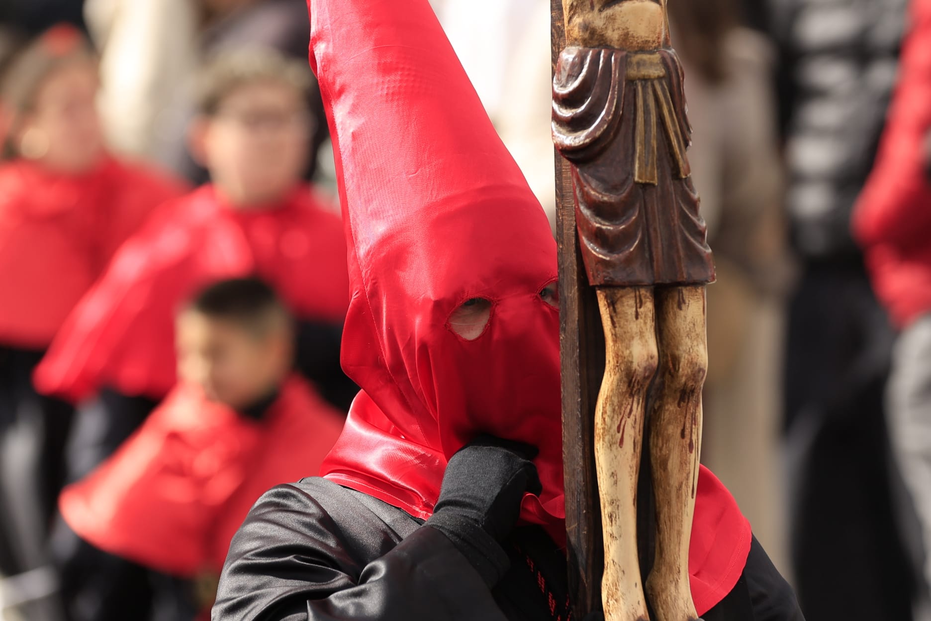 El Cristo de la Vela sale a medio camino y con chubasquero ante la amenaza de lluvia