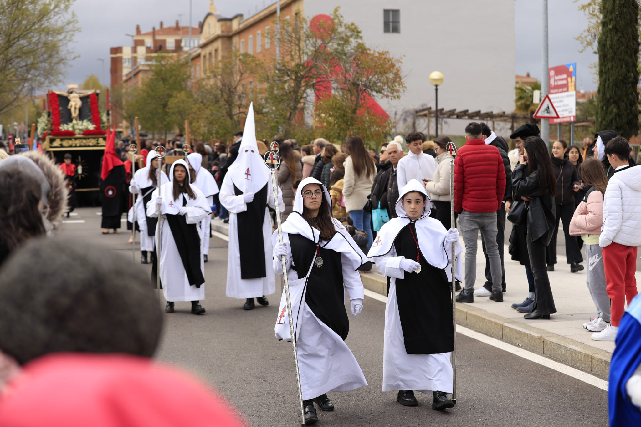 El Cristo de la Vela sale a medio camino y con chubasquero ante la amenaza de lluvia