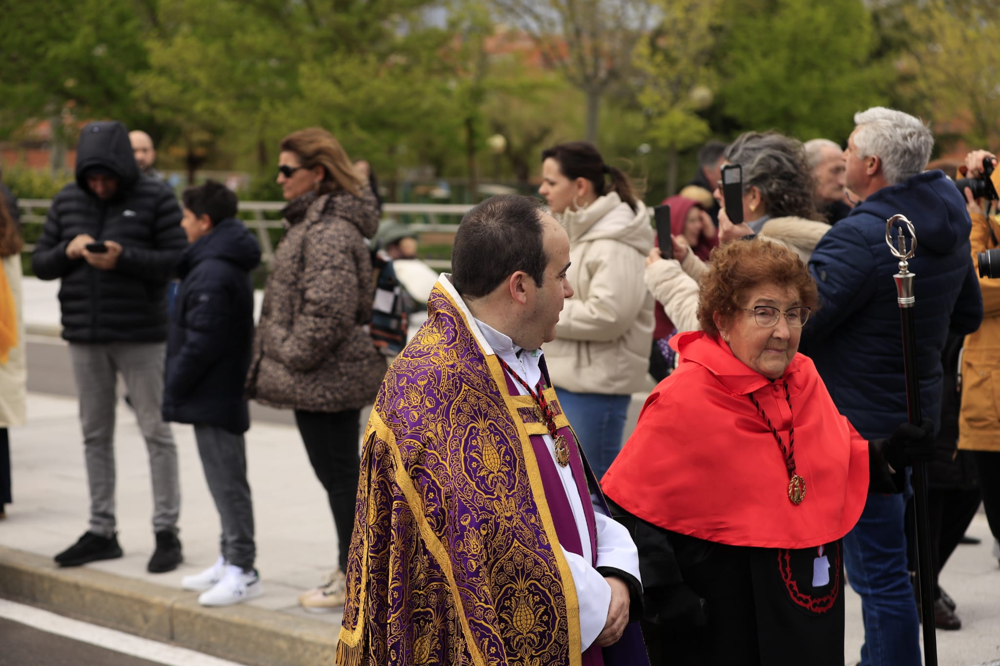 El Cristo de la Vela sale a medio camino y con chubasquero ante la amenaza de lluvia
