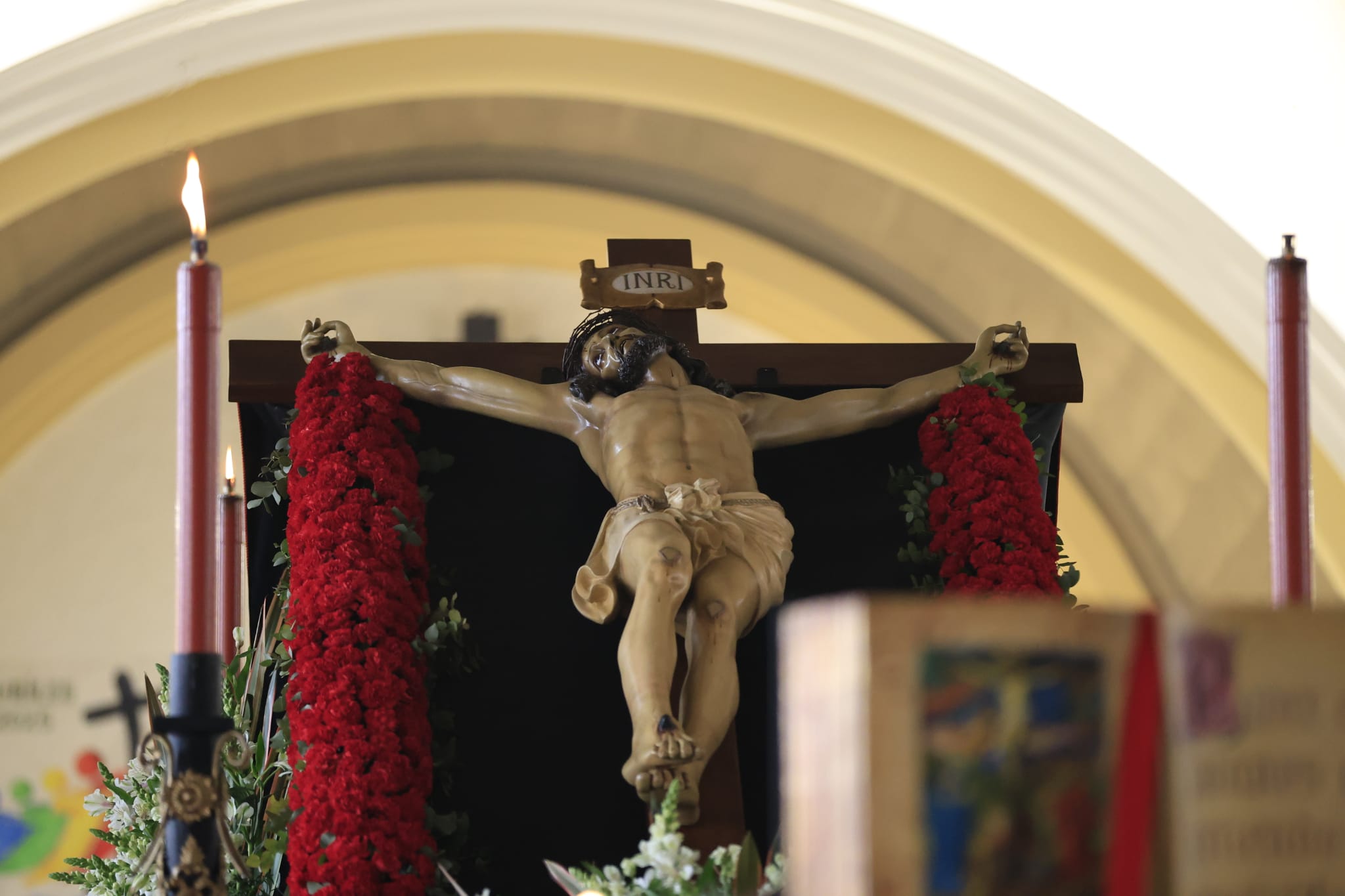 El Cristo de la Vela sale a medio camino y con chubasquero ante la amenaza de lluvia