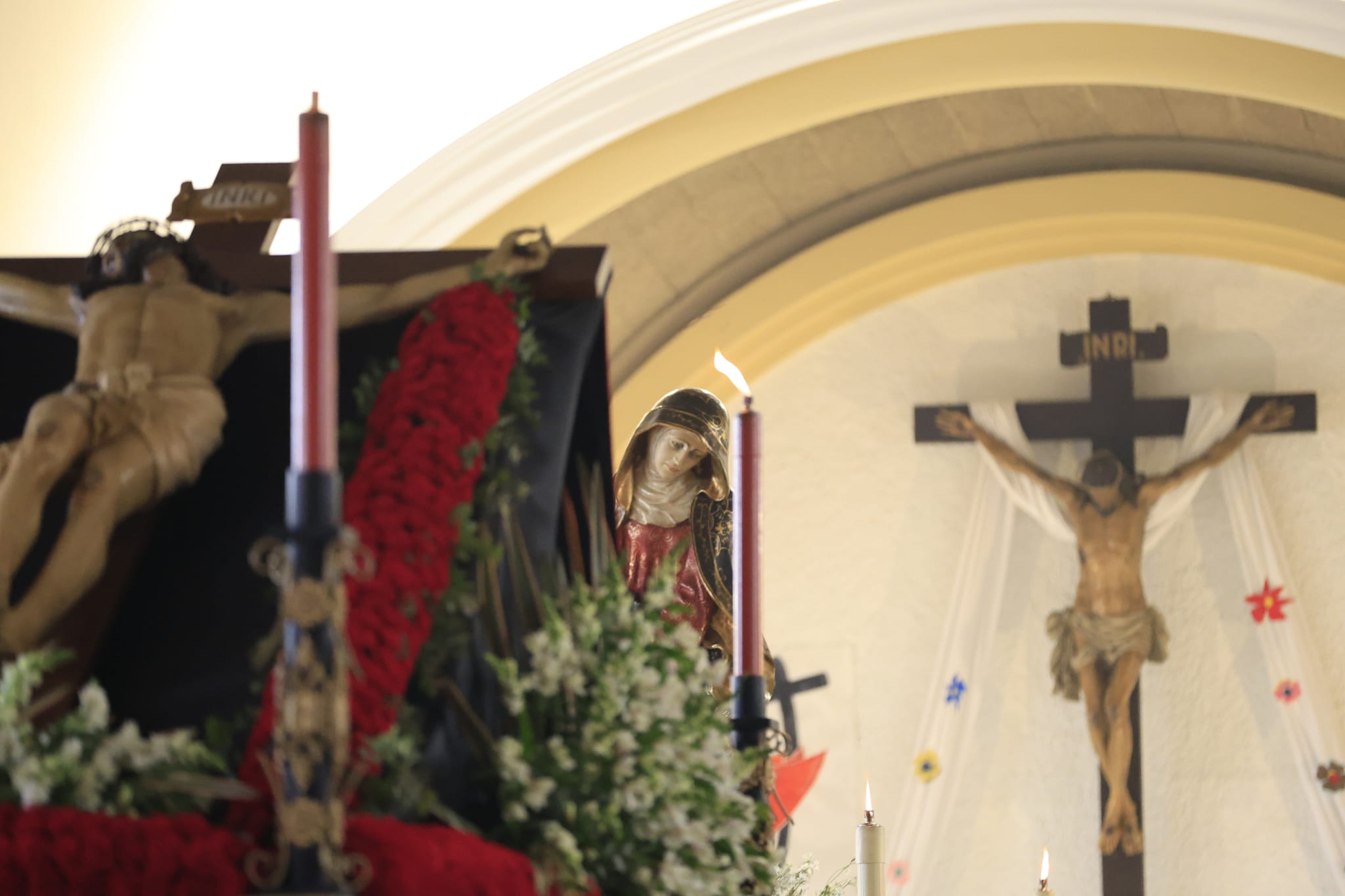 El Cristo de la Vela sale a medio camino y con chubasquero ante la amenaza de lluvia
