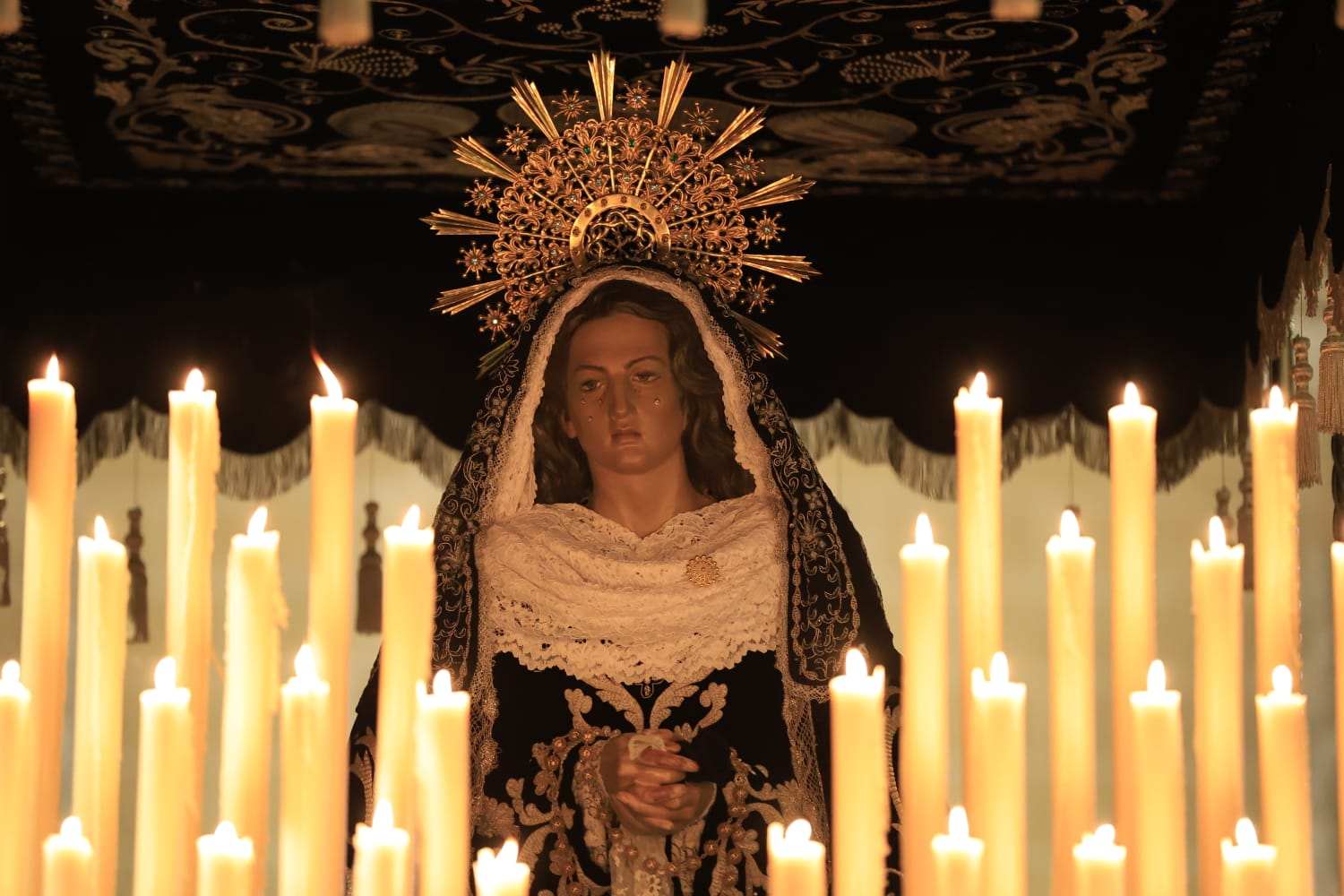 Sin Soledad ni Cristo de la Liberación: la lluvia desluce el inicio del Sábado Santo