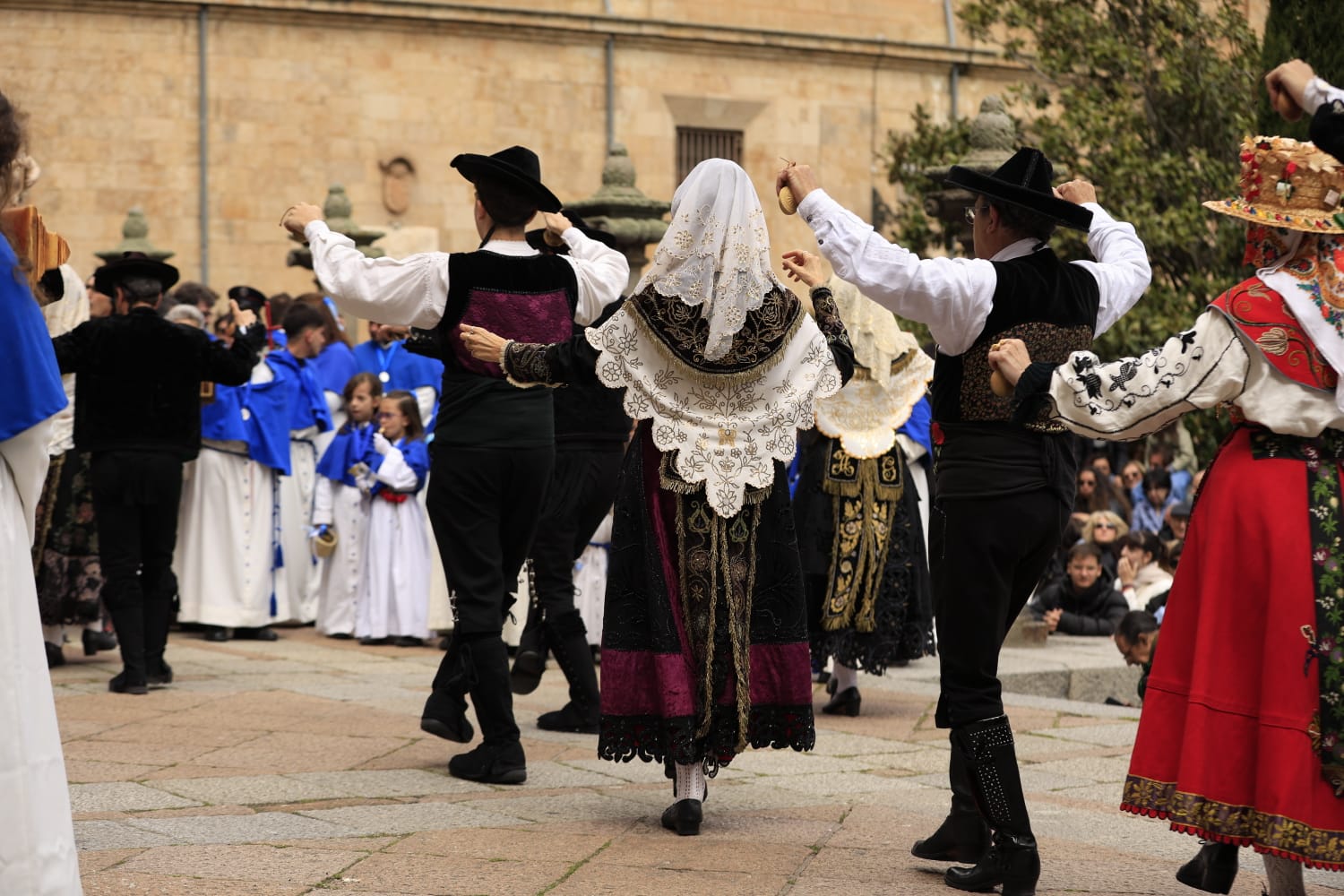 El Encuentro de Resurrección pone un solemne broche final a la Semana Santa salmantina
