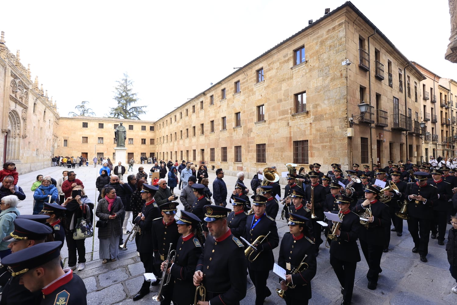 El Encuentro de Resurrección pone un solemne broche final a la Semana Santa salmantina
