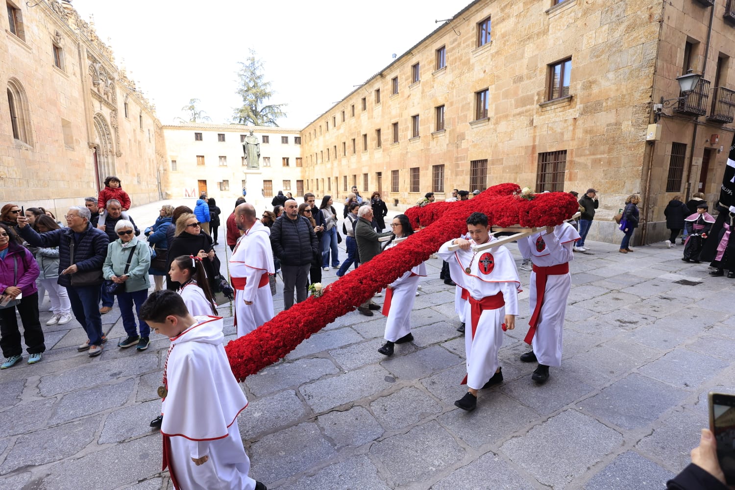 El Encuentro de Resurrección pone un solemne broche final a la Semana Santa salmantina