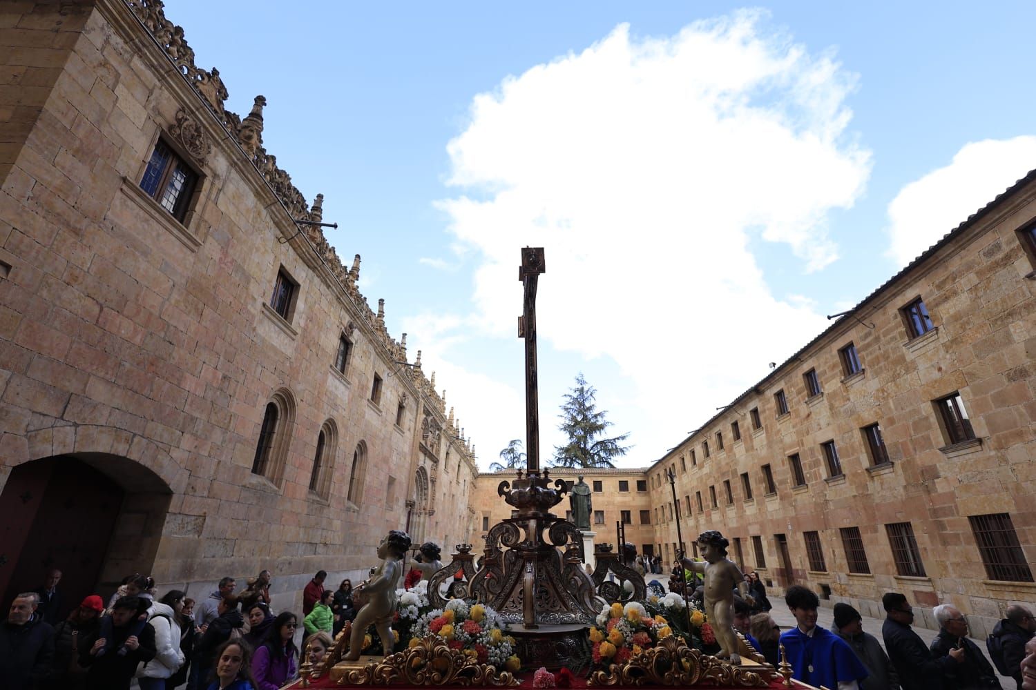 El Encuentro de Resurrección pone un solemne broche final a la Semana Santa salmantina