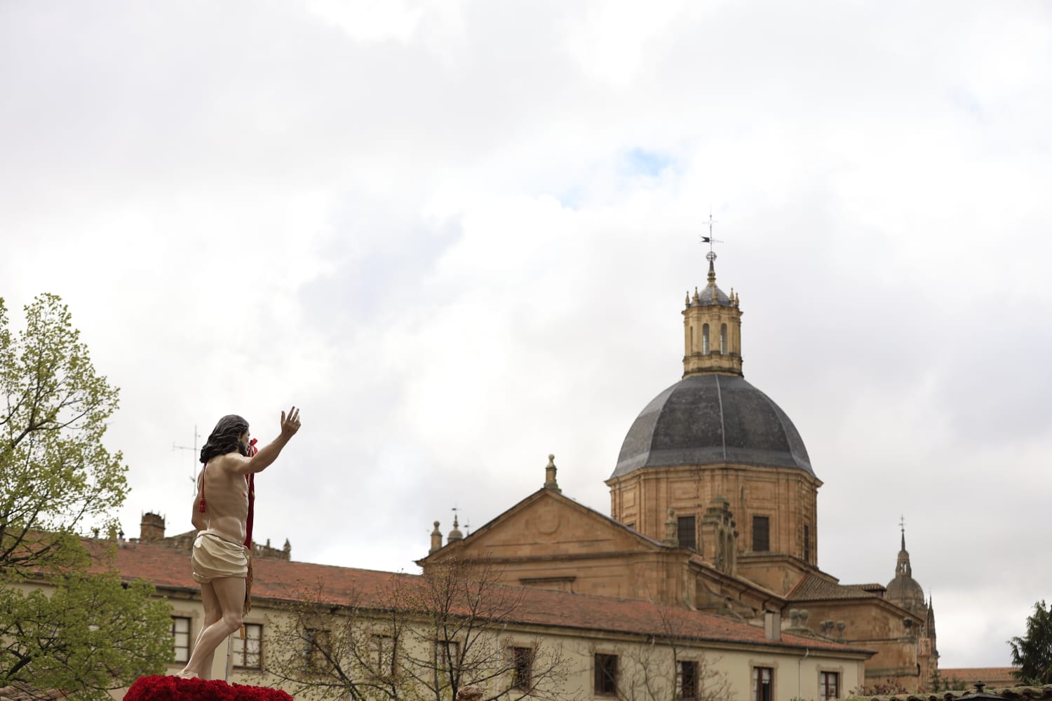 El Encuentro de Resurrección pone un solemne broche final a la Semana Santa salmantina