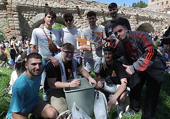 Varios jóvenes posan en las inmediaciones del Puente Romano de Salamanca un Lunes de Aguas soleado.