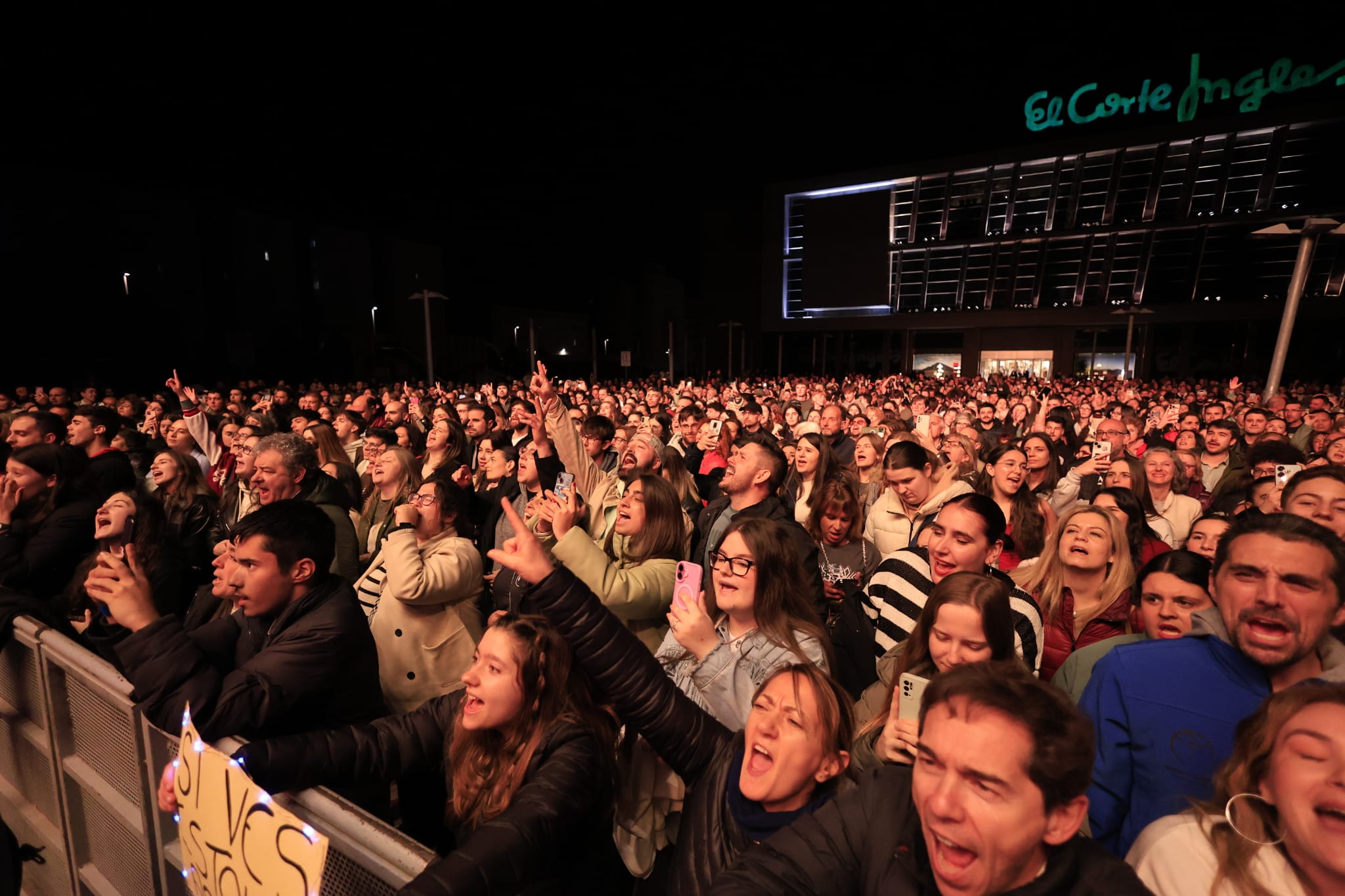 Salamanca celebra el día de la comunidad al son de Nil Moliner