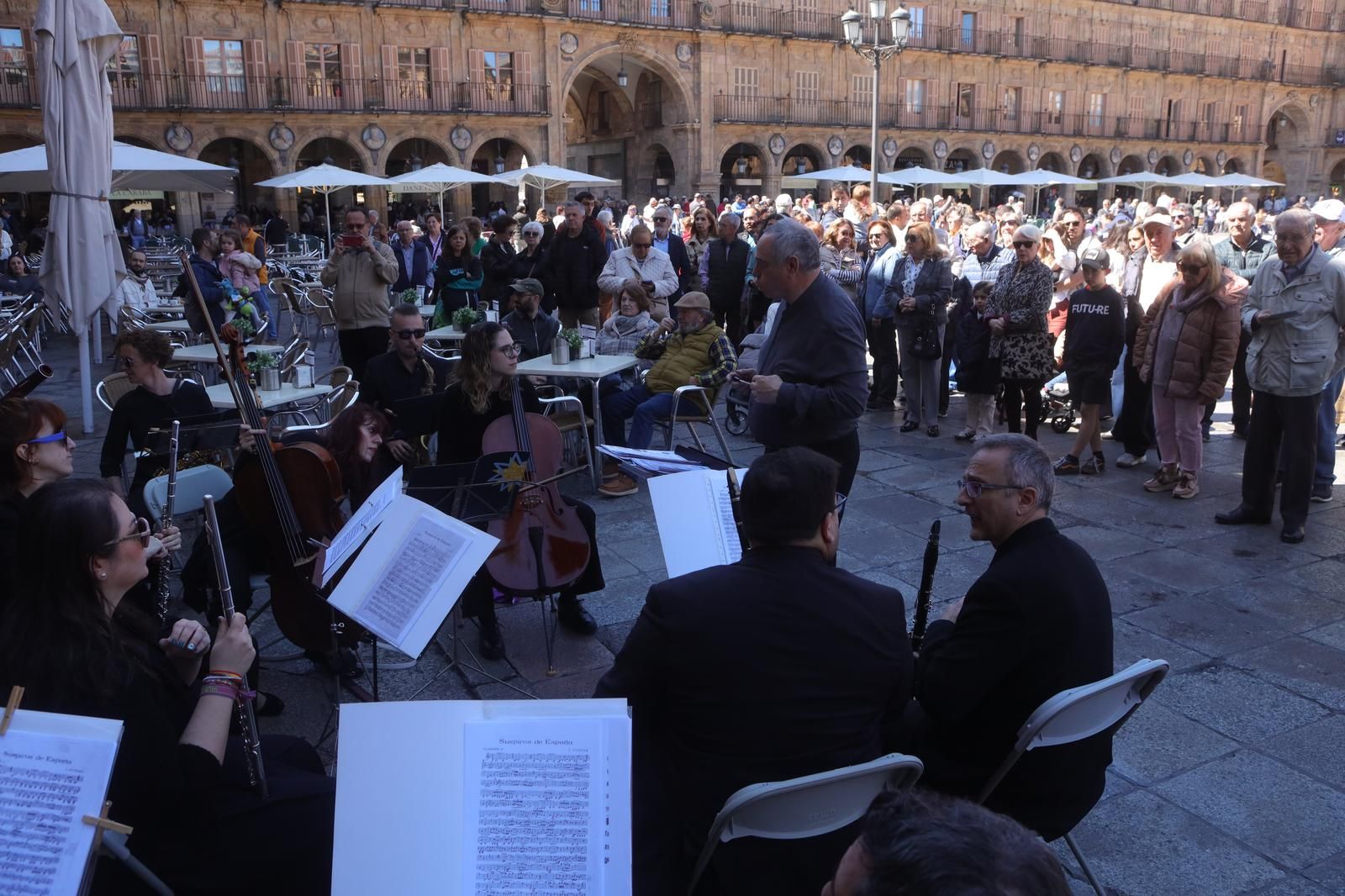 Sol, música y libros: Así celebra Salamanca el Día del Libro con homenaje a Martín Gaite