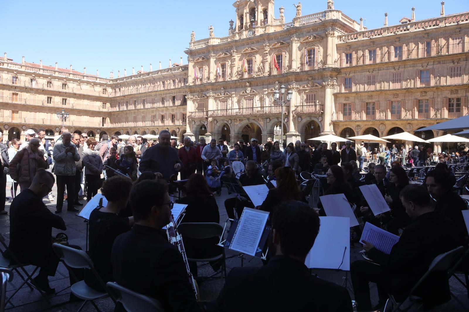 Sol, música y libros: Así celebra Salamanca el Día del Libro con homenaje a Martín Gaite