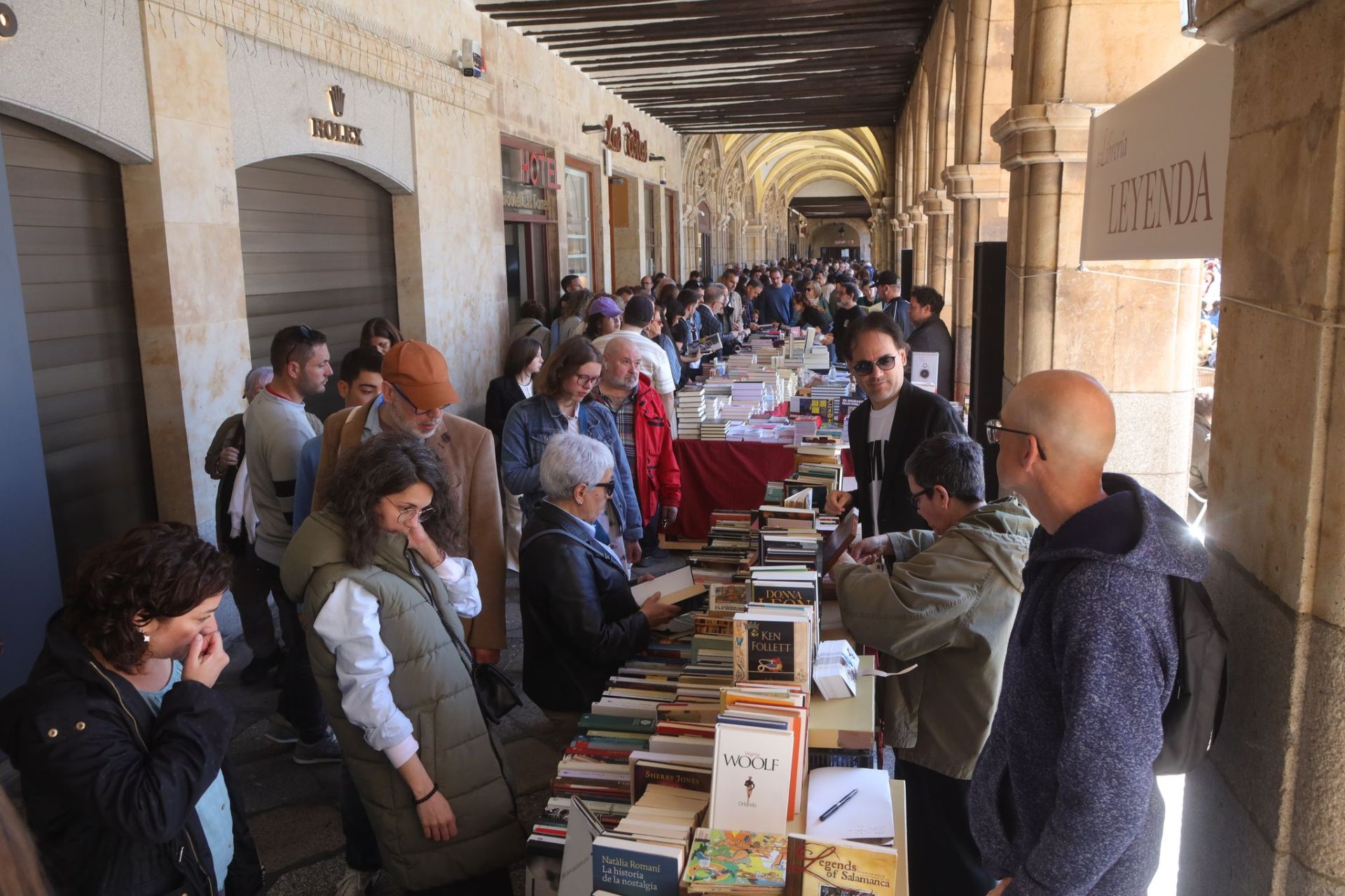 Sol, música y libros: Así celebra Salamanca el Día del Libro con homenaje a Martín Gaite