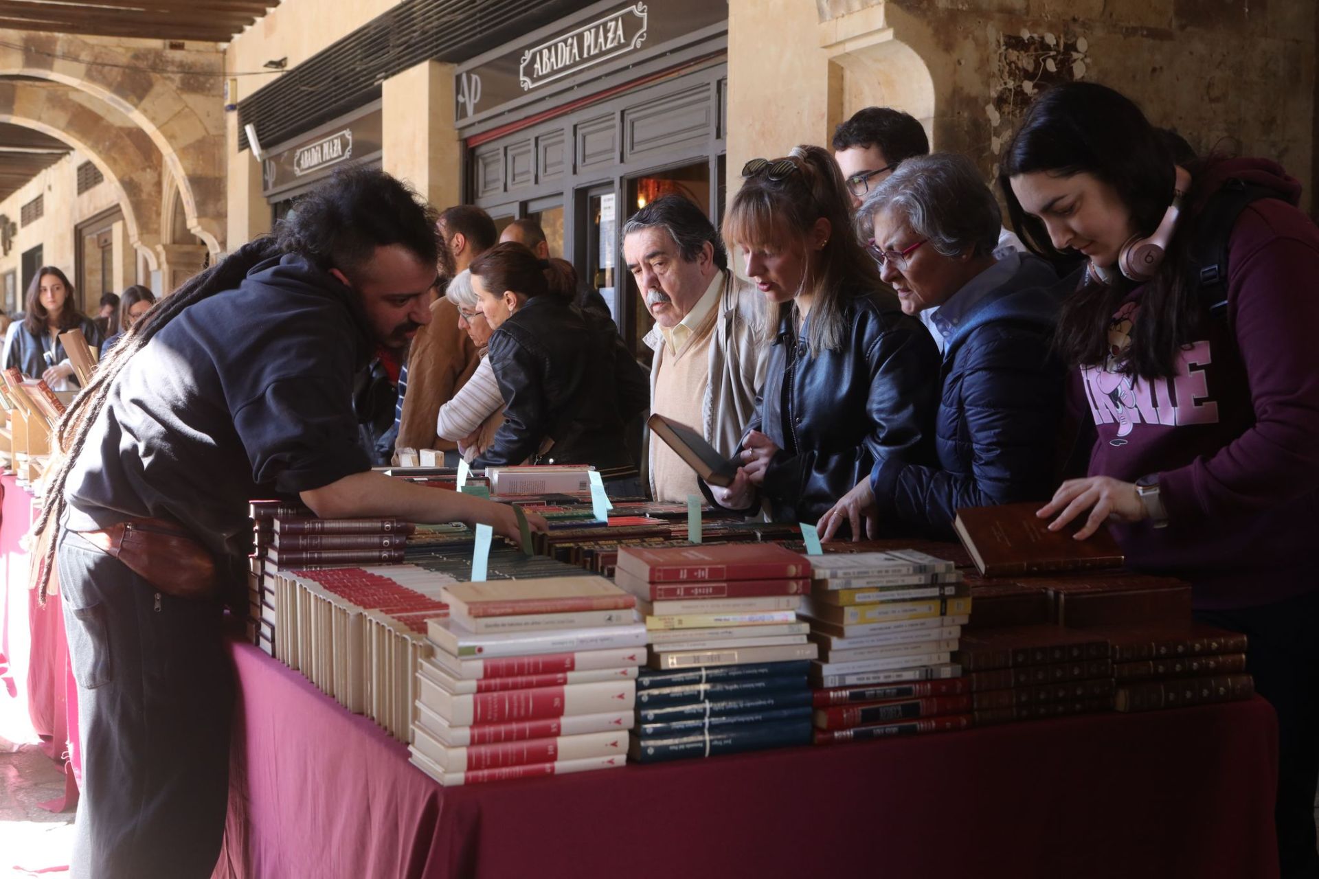 Sol, música y libros: Así celebra Salamanca el Día del Libro con homenaje a Martín Gaite