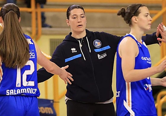 Fasoula, lesionada y con rumores de que no sigue en Avenida, saluda a varias compañeras en un reciente partido de Avenida.