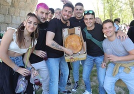 Varios jóvenes posan con su hornazo durante un Lunes de Aguas en las inmediaciones del Puente Romano de Salamanca.
