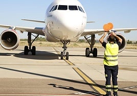 Un avión realiza una maniobra de aterrizaje en el aeropuerto de Matacán en Salamanca.