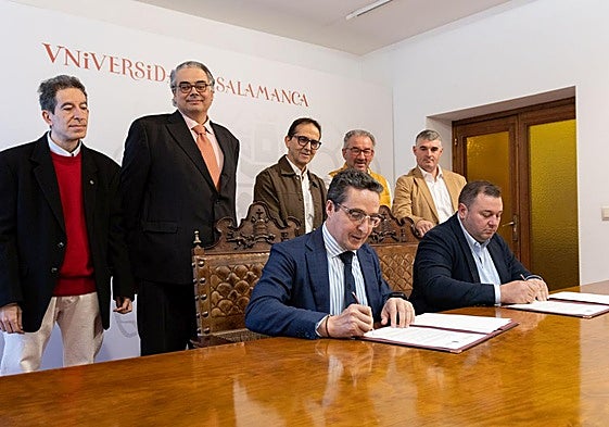 Firma del convenio entre Juan Manuel Corchado y Alejandro González Hidalgo.