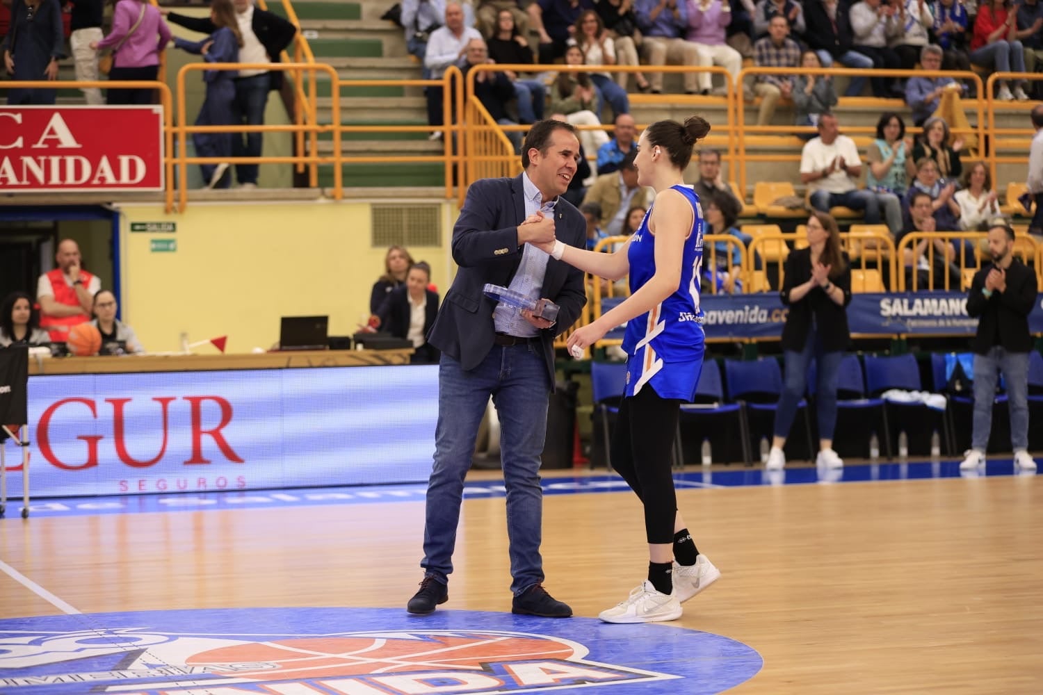El Avenida-Estudiantes, en imágenes con reconocimientos para Silvia e Iyana