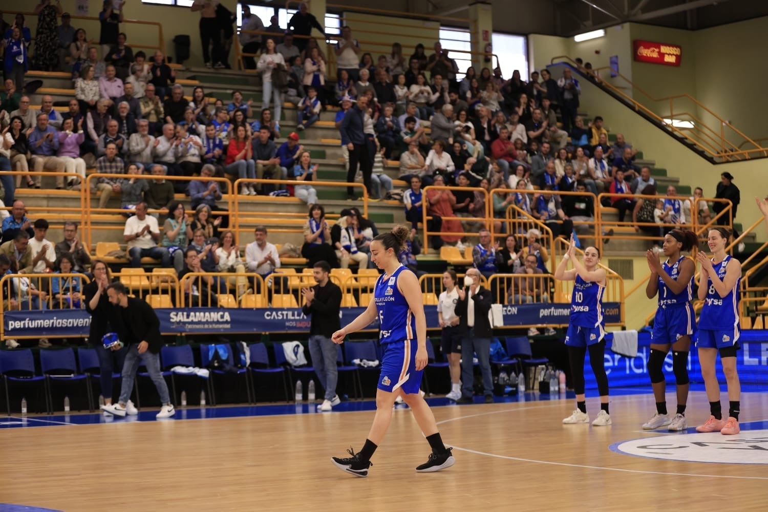 El Avenida-Estudiantes, en imágenes con reconocimientos para Silvia e Iyana
