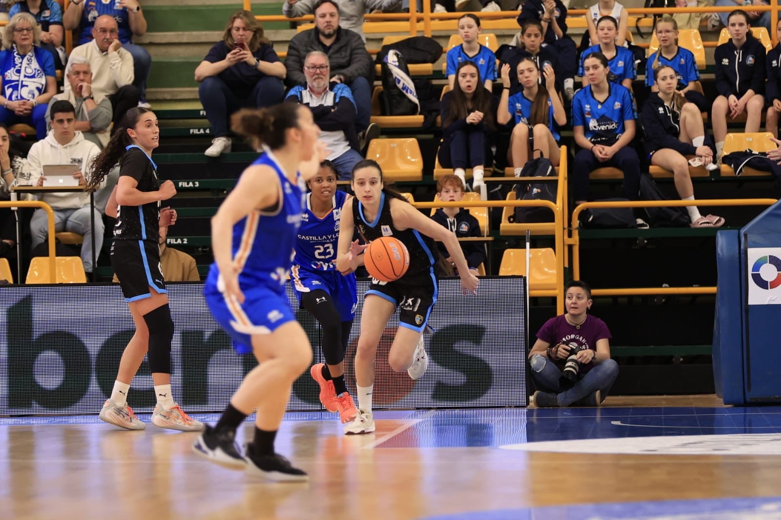 El Avenida-Estudiantes, en imágenes con reconocimientos para Silvia e Iyana