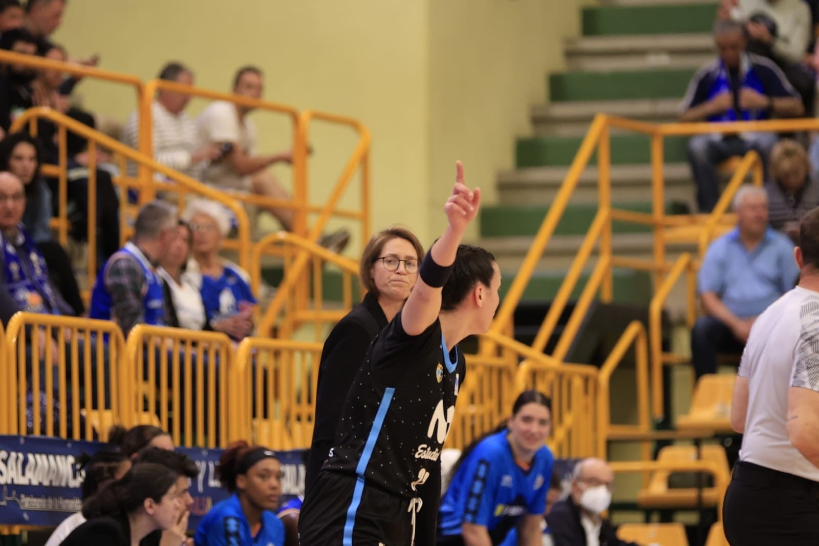 El Avenida-Estudiantes, en imágenes con reconocimientos para Silvia e Iyana