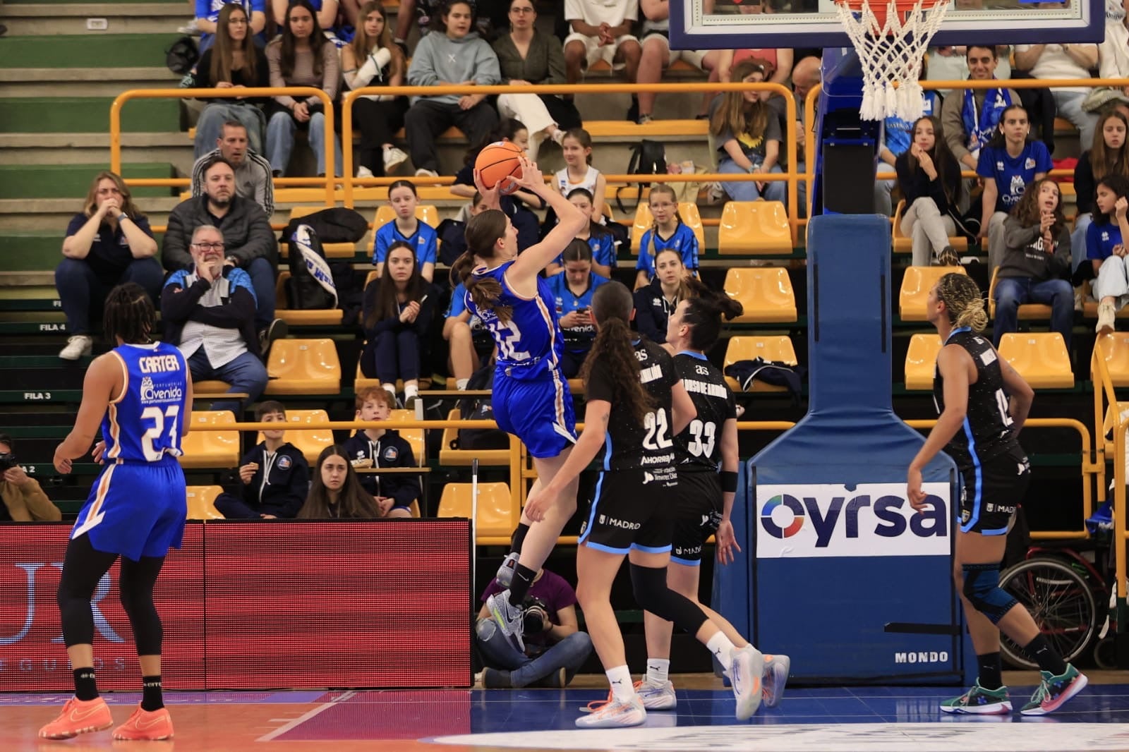 El Avenida-Estudiantes, en imágenes con reconocimientos para Silvia e Iyana