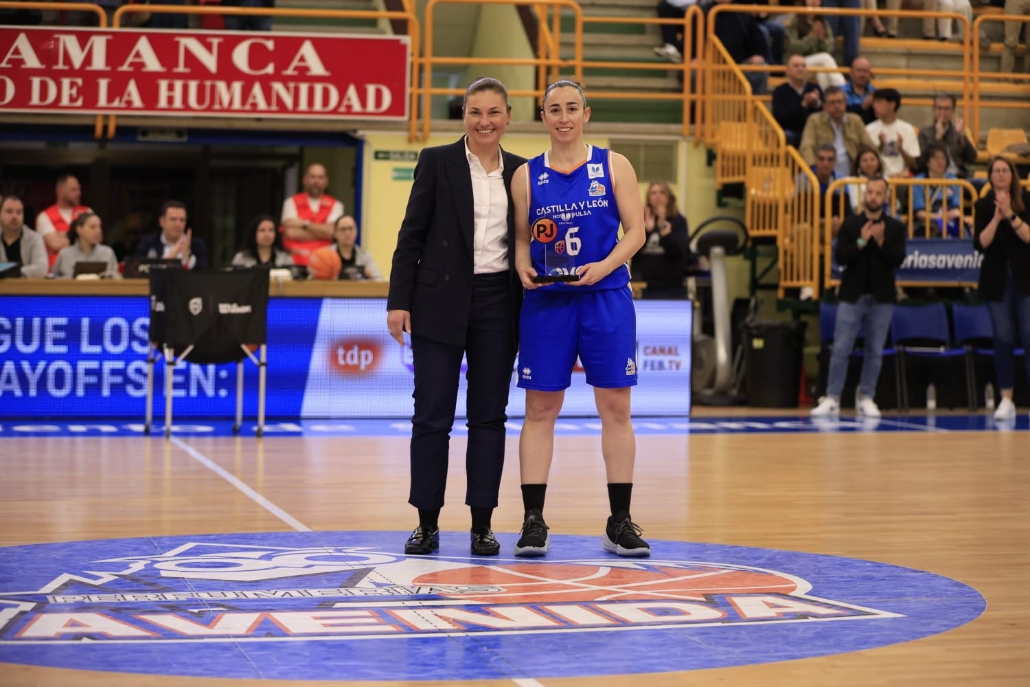 El Avenida-Estudiantes, en imágenes con reconocimientos para Silvia e Iyana