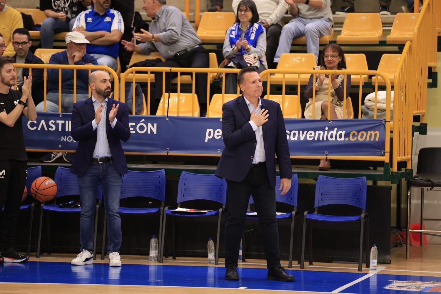 El Avenida-Estudiantes, en imágenes con reconocimientos para Silvia e Iyana