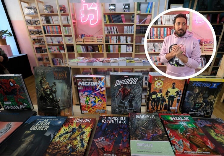 El interior de Ikigai Cómics y Mario, su propietario.