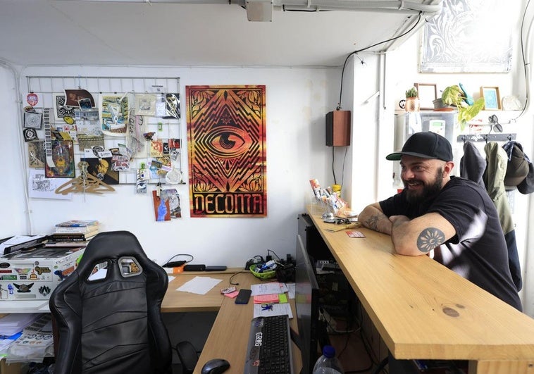 El artista Tim Decoma en su taller.