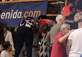 La Cruz Roja atiende a una espectadora en el pabellón de Würzburg.