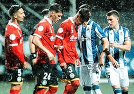 Varios jugadores de Unionistas, cabizbajos durante un instante del partido ante la Real Sociedad B.