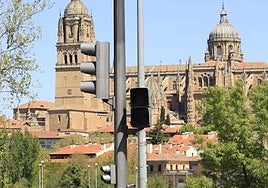 Semáforo apagado frente a las catedrales.