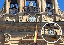 El reloj de la Plaza Mayor de Salamanca se quedó detenido a las 12:34 y, a la derecha, ya en marcha.