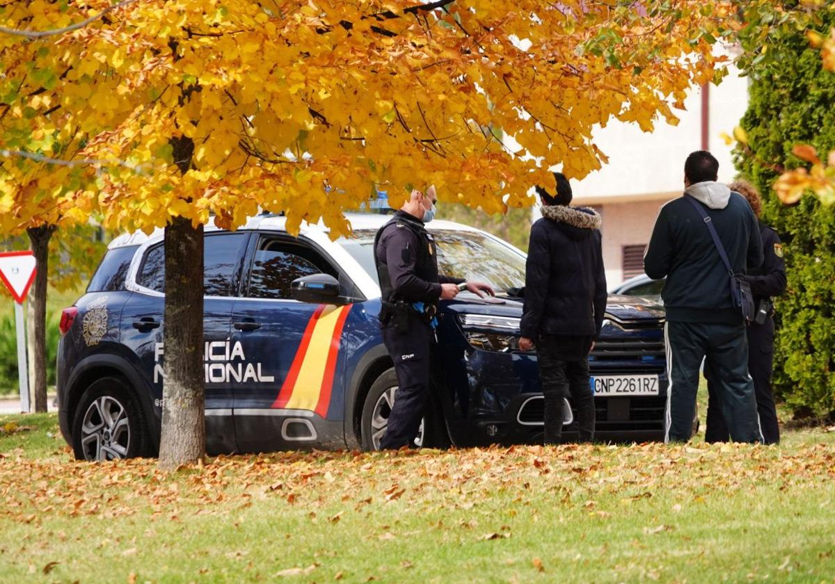 Roba calzado, un altavoz, una cámara, tres guitarras y 70 euros de un centro educativo de Salamanca