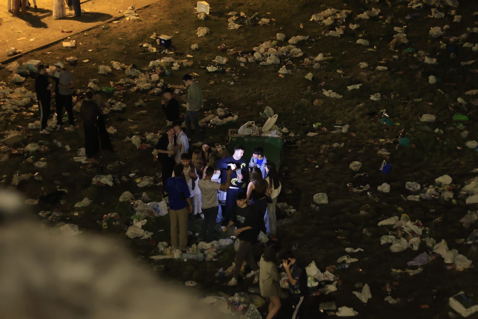 La cara B del Lunes de Aguas en Salamanca: mucha basura pero sin incidentes