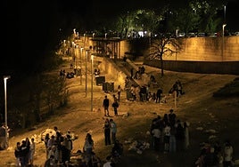 Jóvenes en las inmediaciones del Puente Romano