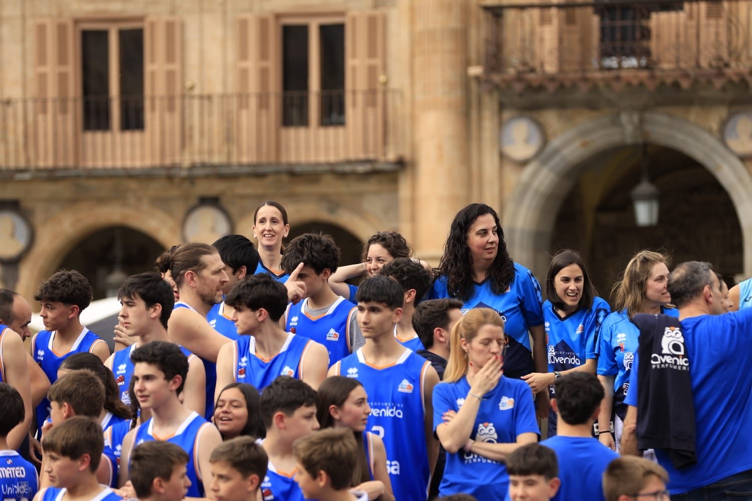 Presentación de todos los equipos del Perfumerías Avenida