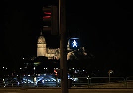 Semáforo funcionando la noche del lunes 28 de abril en Salamanca.
