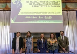 Carmen Rodríguez Pajares y María Eugenia Perea, junto con Pilar Fraile, Carmen Esteban y Alejandro Martín Parada, en la mesa inaugural del encuentro.